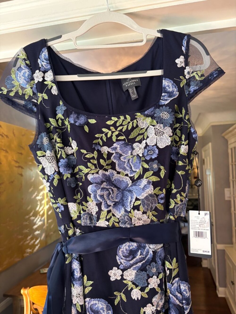 NWT Adrianna Papell Embroidered Floral Cap Sleeve Column Gown in Navy. Size 6 - Picture 8 of 16